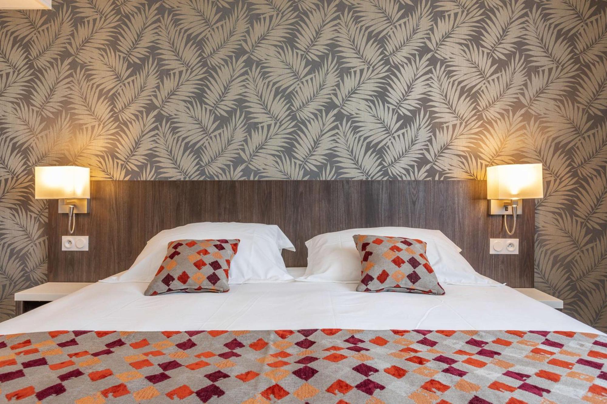 Brit Hotel Ploermel - Hotel De L'Hippodrome ภายนอก รูปภาพ